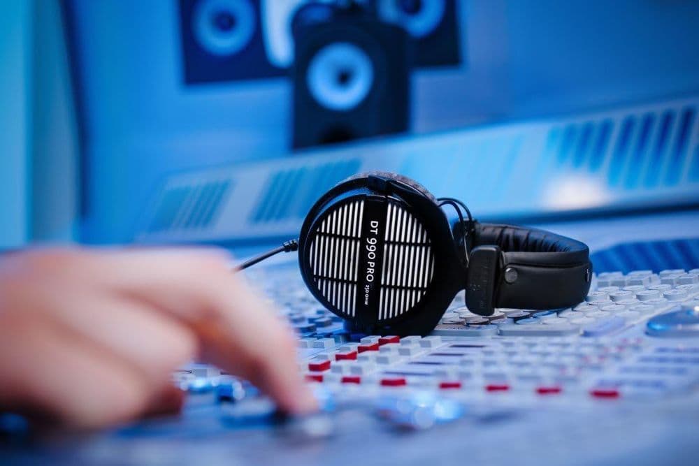 beyerdynamic DT 990 Pro 250 ohm Over-Ear Studio Headphones - Image 8